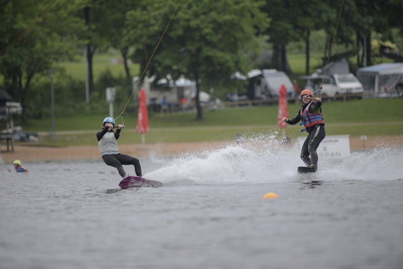 Eine Wakeboard Challenge zwischen zwei jungen Männern während einer Studentenreise im Bayern Wakeboard Camp – APACAMPA Reisen