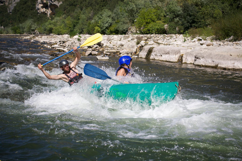 Eine fahrt mit dem Kanu wird für zwei junge Männer zum Raftingerlebnis, das Ardèche Special Camp – APACAMPA Reisen