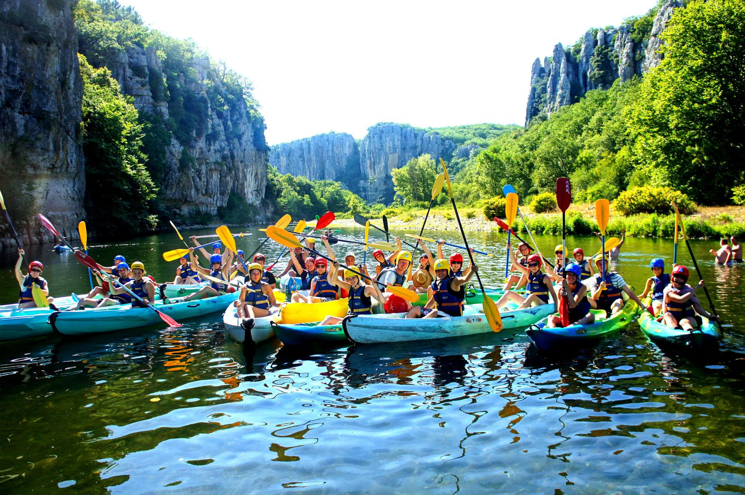 Gruppenfoto der Teilnehmer des Ardèche Camps beim Kanu fahren in der Verdon-Schlucht – APACAMPA Reisen