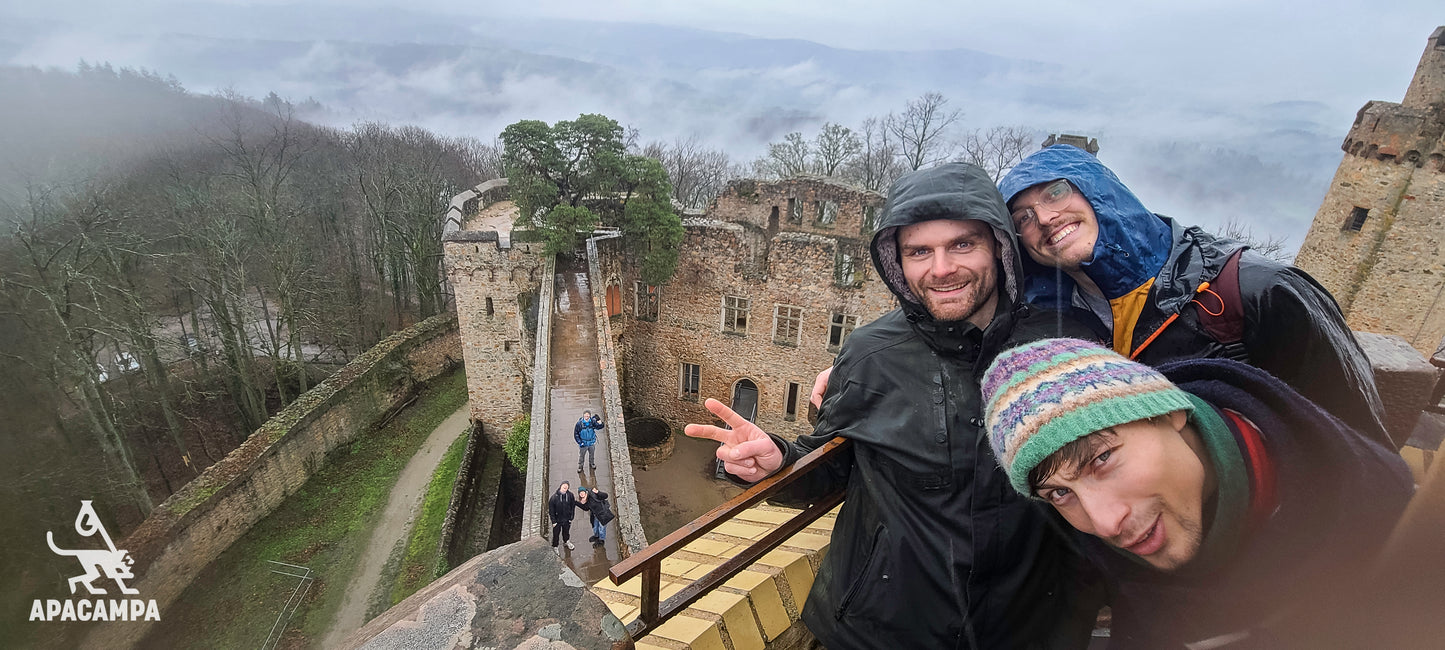 Selfie von drei jungen Studenten bei der Besichtigung einer alten französischen Burgruine, Sightseeing als Micro Adventure – APACAMPA Reisen