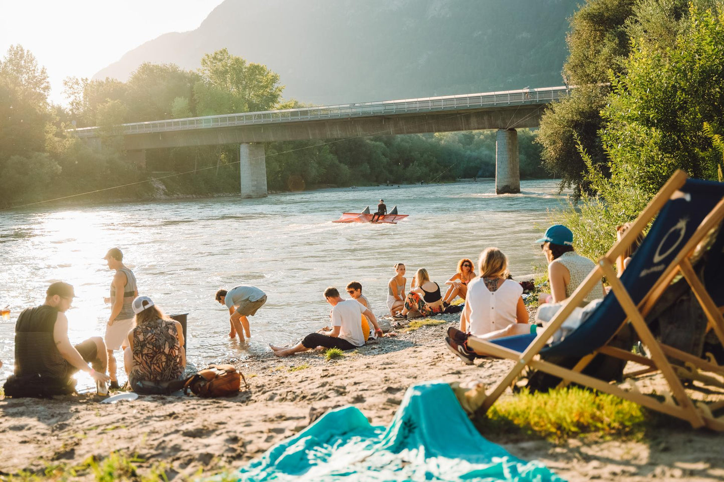Aufnahme einer Gruppenreise am Ufer des Inn, Wassersportreisen in Österreich im Innsbruck Up Stream Surfcamp – APACAMPA Reisen